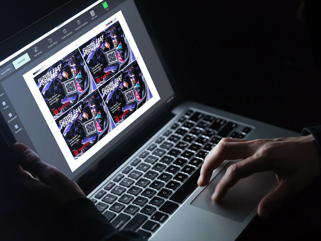 Eine Person benutzt einen Laptop, auf dessen Bildschirm Schnittbögen zu sehen sind. Das Motiv auf dem Monitor zeigt das Fahrzeug aus dem Film "Zurück in die Zukunft". Ein Typ mit futuristischer Sonnenbrille hält einen Laptop. Es geht um die Automatisierungs-Software SPEEDCUT der Stapelschneider IDEAL THE56/THE68. Hände schweben über Tastatur und Trackpad und navigieren im schwachen Licht durch das IDEAL-Automatisierungs-Schnittprogramm.