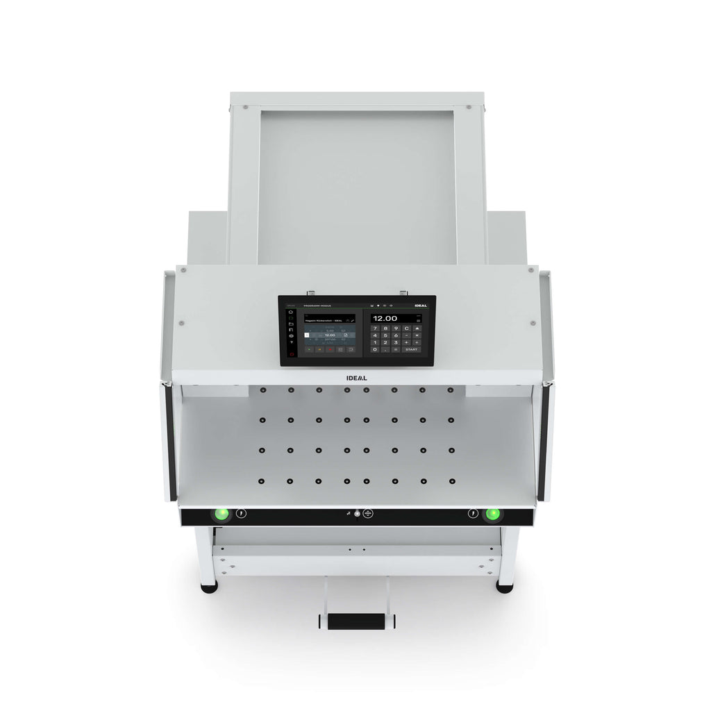 Produktaufnahme des Stapelschneiders IDEAL THE 56 LT mit Lufttisch, frontal und von oben aufgenommen, vor weißem Hintergrund.