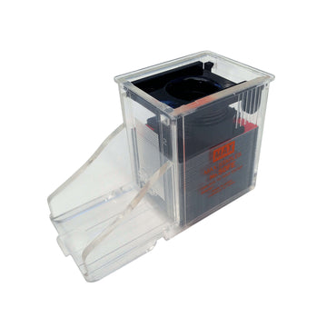 Ersatz-Flachklammernmagazin für IDEAL Elektrohefter 8550. Eine Art kleine, transparente Kassette, oben schwarz, unten transparent - die planen Klammern sind sichtbar.