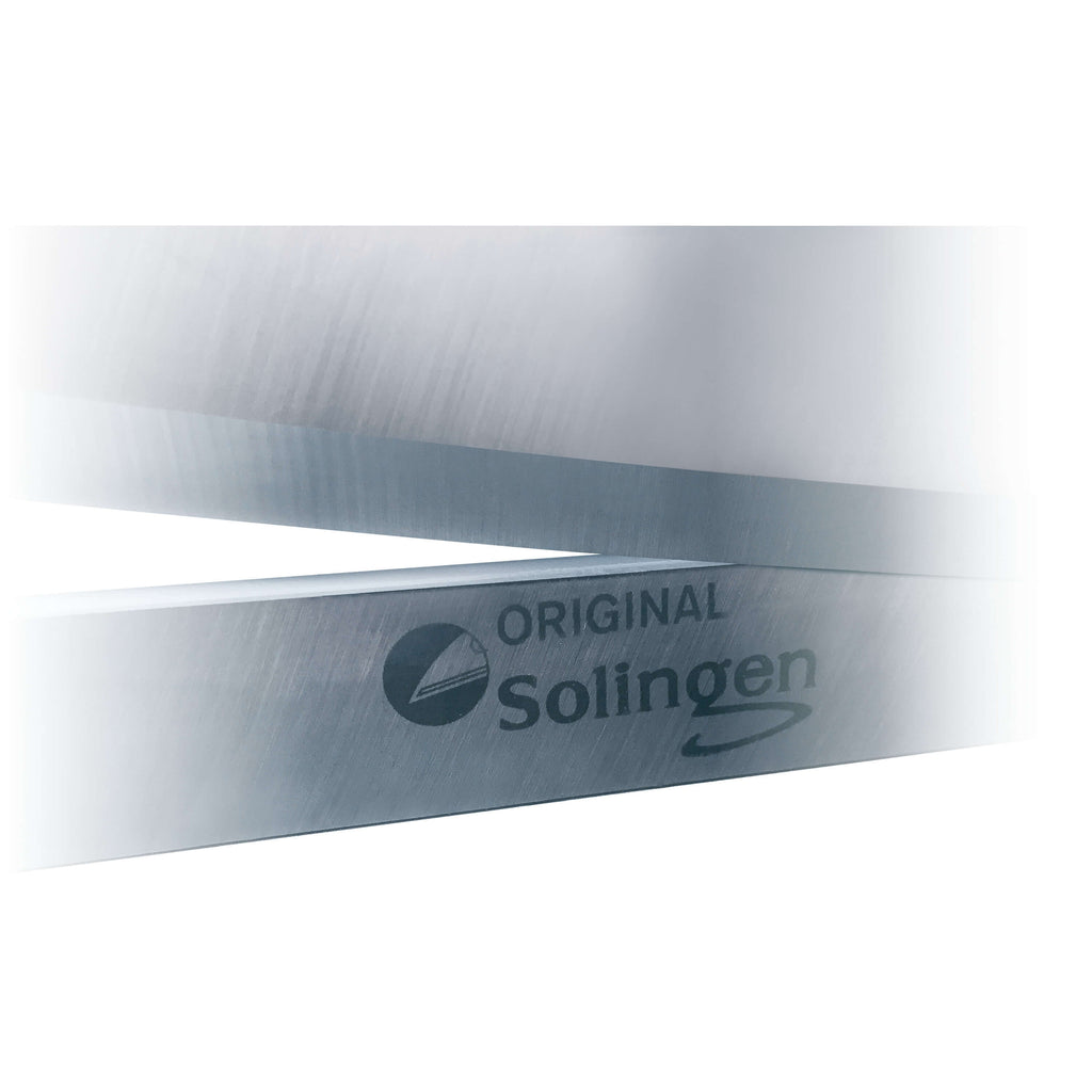 Vor weißem Hintergrund ist ein Satz Papiermesser mit Schnittschiene aus Solinger Messerstahl als Zubehör für den großformatigen Hebelschneider IDEAL 1080 zu sehen. Das Bild zeigt in Nahaufnahme einen Ausschnitt des Messers mit glatter, gebürsteter Metalloberfläche.