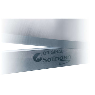 Vor weißem Hintergrund ist ein Satz Messer mit Schnittschiene aus Solinger Messerstahl als Zubehör für den großformatigen Hebelschneider IDEAL 1134 zu sehen. Das Bild zeigt in Nahaufnahme einen Ausschnitt des Messers mit glatter, gebürsteter Metalloberfläche.