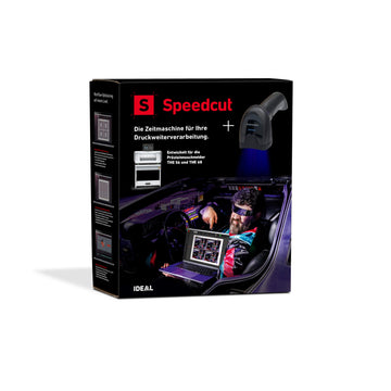 Symbolisches Paket der SPEEDCUT-Automatisierungssoftware für die IDEAL-Stapelschneider THE 56 und THE 68. Auf der Verpackung sind das SPEEDCUT-Logo, ein Scanner sowie ein Mann in futuristischer Kleidung und Brille abgebildet – sitzend in einem Auto im Stil von „Zurück in die Zukunft“. In seinen Händen hält er einen Laptop, auf dessen Bildschirm Schnittbögen zu sehen sind.