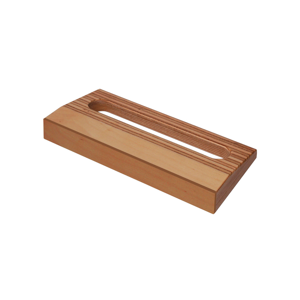 Ein kleiner Holz-Stapelwinkel als Zubehör für IDEAL Stapelschneider, um die Papierstapel zu justieren.