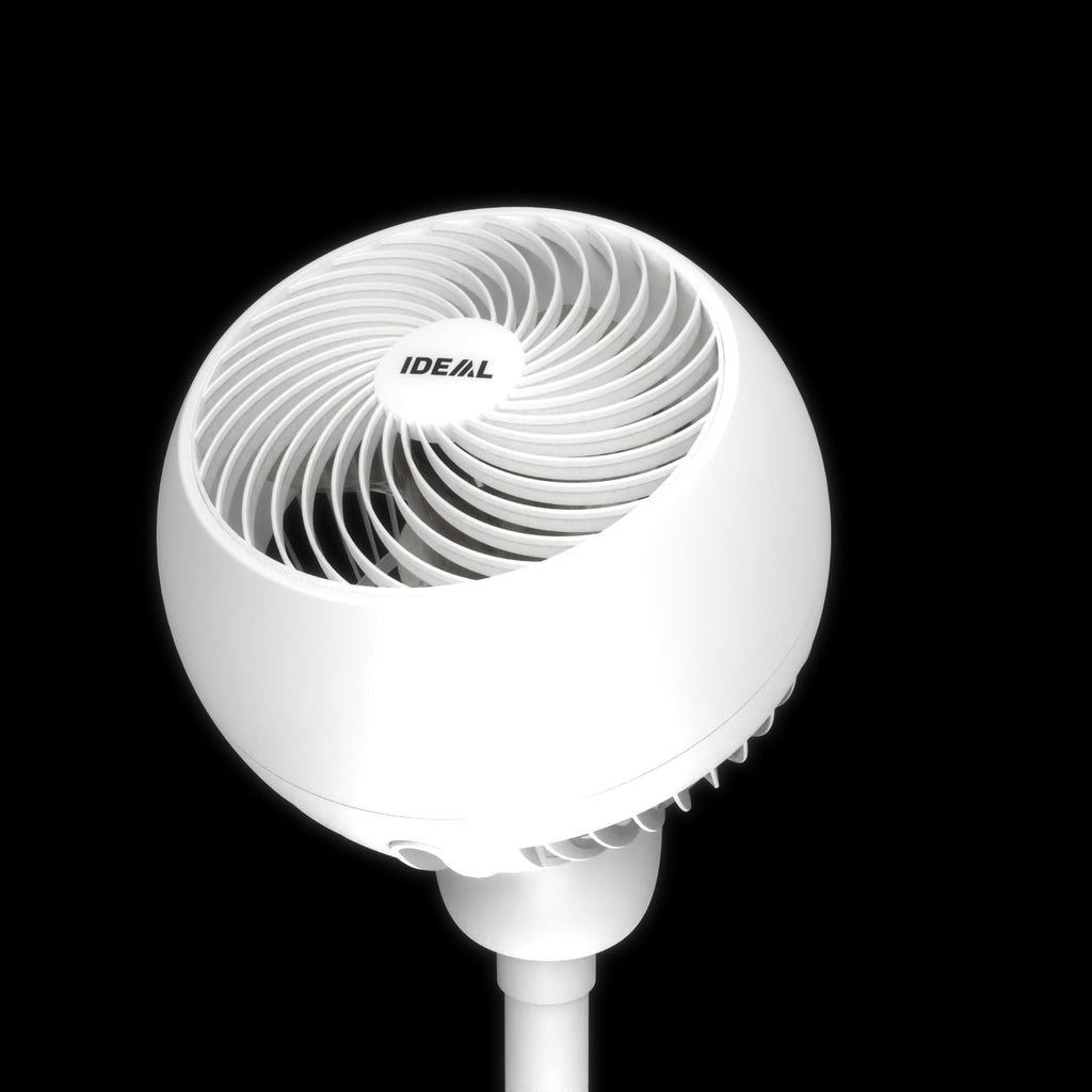 Der Kopf des IDEAL FAN1-Ventilators, leicht nach schräg oben geneigt, vor einem schwarzen Hintergrund. Der Fokus liegt auf der Darstellung der vertikalen und horizontalen Oszillation des Geräts.