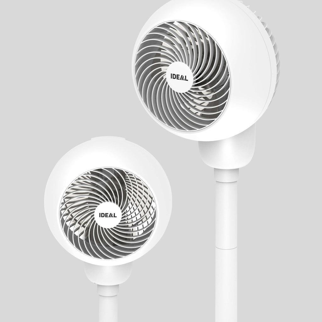 Oberer Part des Ventilators IDEAL FAN 1 in zwei Höhen dargestellt. Der Ventilator ist weiß mit rundem Kopf. Hinter einem Schutzgitter sind die Rotationsflügel zu erkennen.
