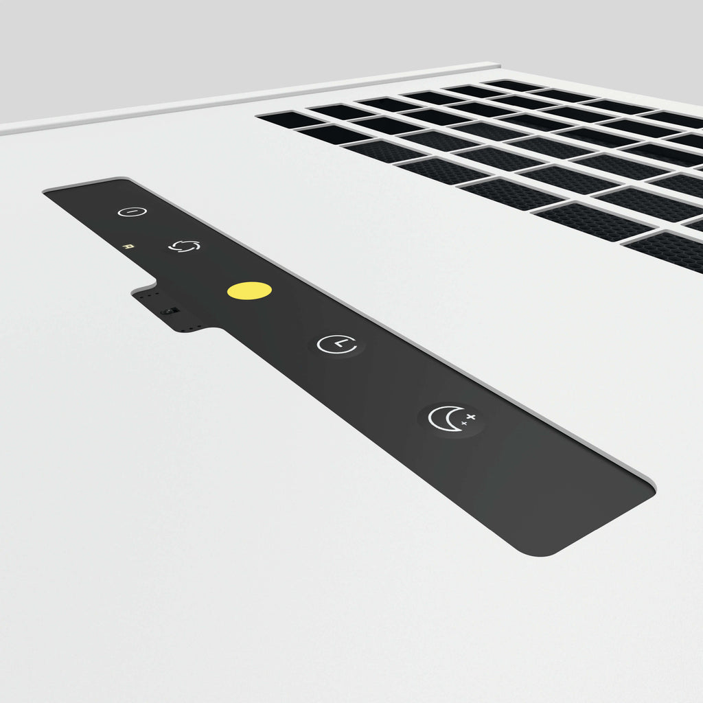 Nahaufnahme von schräg oben zeigt das Bedienpanel des Luftreinigers IDEAL AP140 Pro. Zu sehen sind mehrere Touch-Schalter für die Bedienoptionen, dahinter gitterförmige Luftauslässe. Eine LED-Leuchte leuchtet gelb.