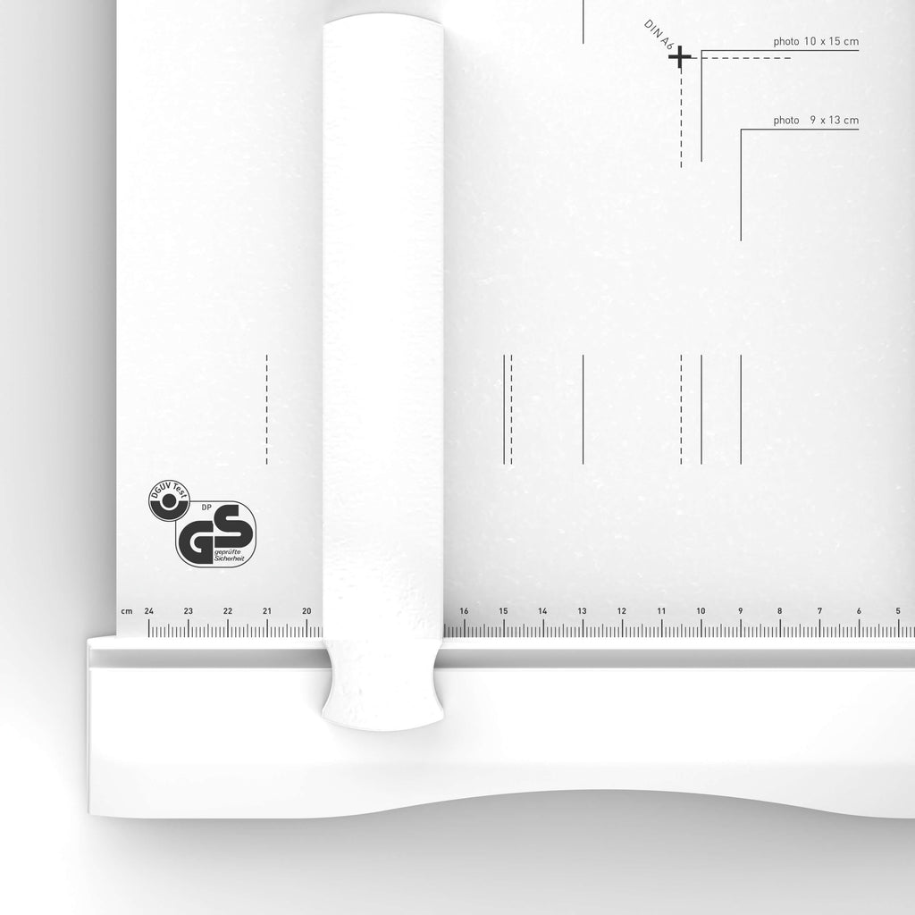 Weißer Schneidetisch der IDEAL Hebelschneider 1133 und 1142 mit Formateinteilung. Gängige Fotoformate und DIN-Formateinteilung, aufgedruckt auf dem Schneidetisch, ermöglichen präzises, rationelles Schneiden.