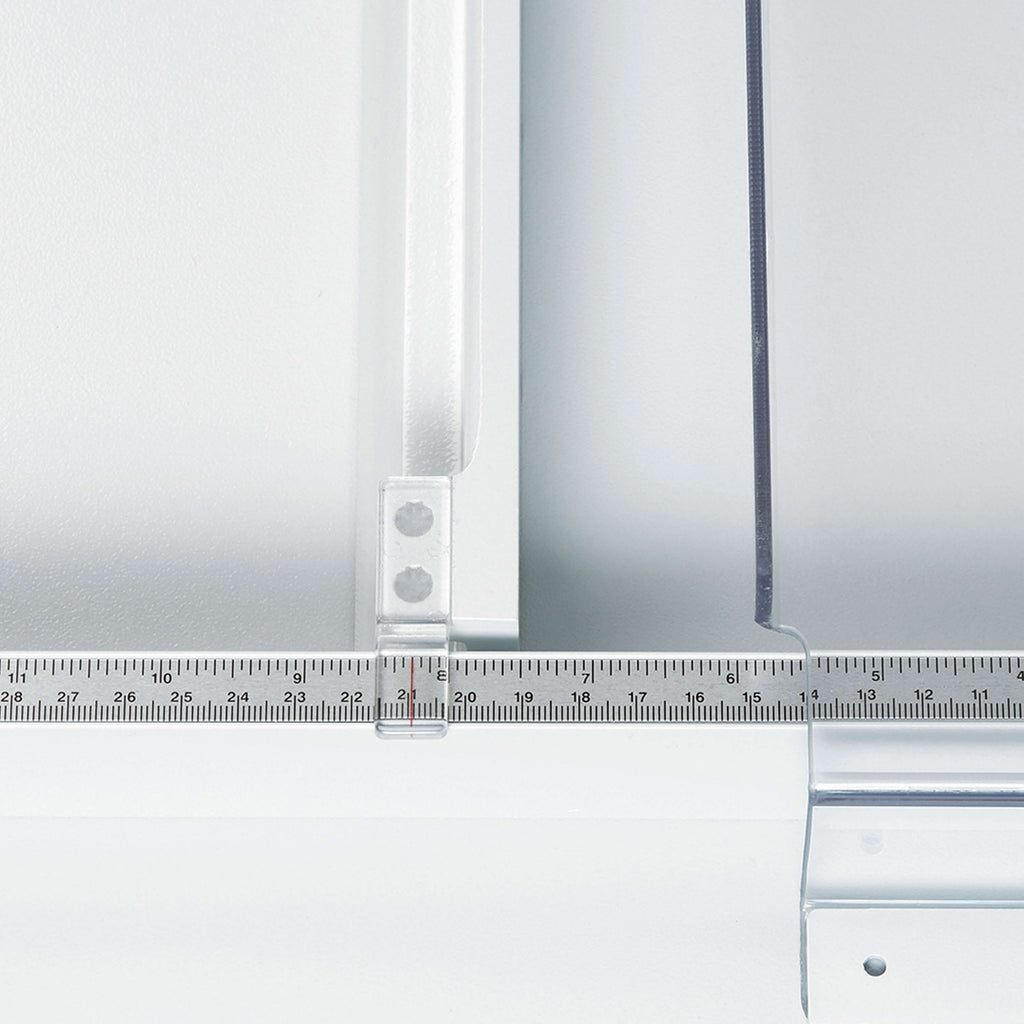 Das Bild zeigt die Nah-Draufsicht einer linealartige Maßskala mit dem Rückanschlag des manuellen Stapelschneiders IDEAL 4305.