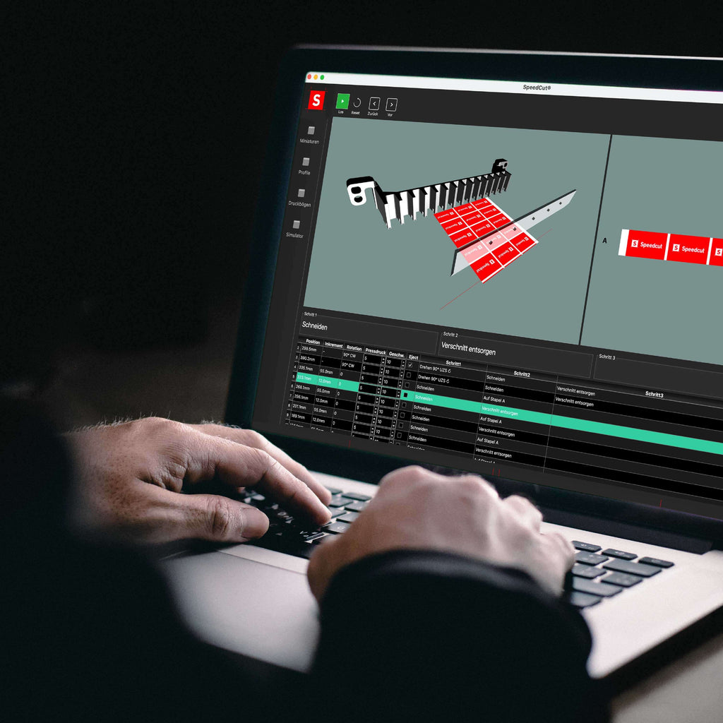 Von hinten fotografierter Bediener, dessen Hände auf einer Laptop-Tastatur sichtbar sind. Auf dem Monitor wird die in 3D visualisierte Bedienoberfläche des Schnitt-Automatisierungs-Programms Speedcut für die IDEAL Stapelschneider THE56 oder THE68 angezeigt.