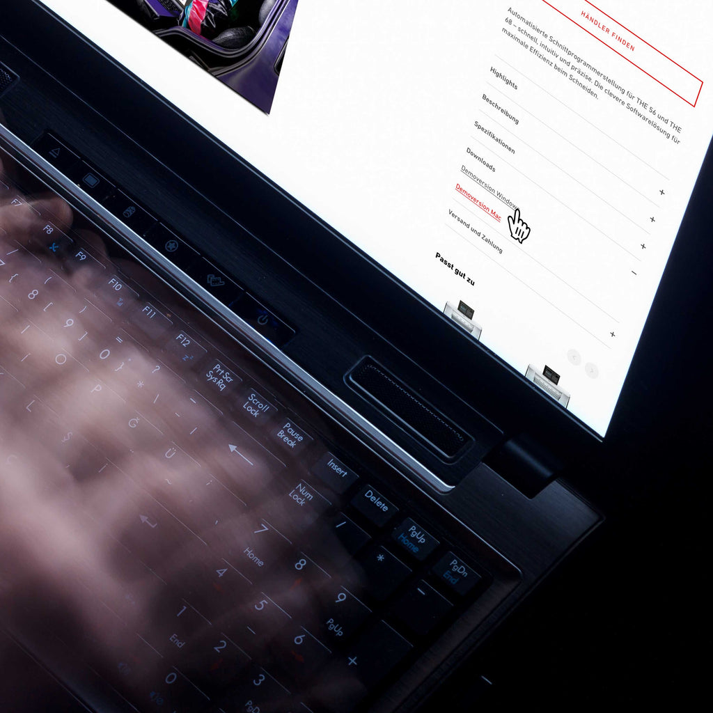 Ausschnitt eines Laptops mit Ansicht der Produkt-Spezifikationen der Schnittprogramm-Automatisierungs-Software SPEEDCUT für die IDEAL Stapelschneider THE 56 und THE 68. Eine Cursor-Hand tippt im Menü auf die Download-Option für die Demoversion.