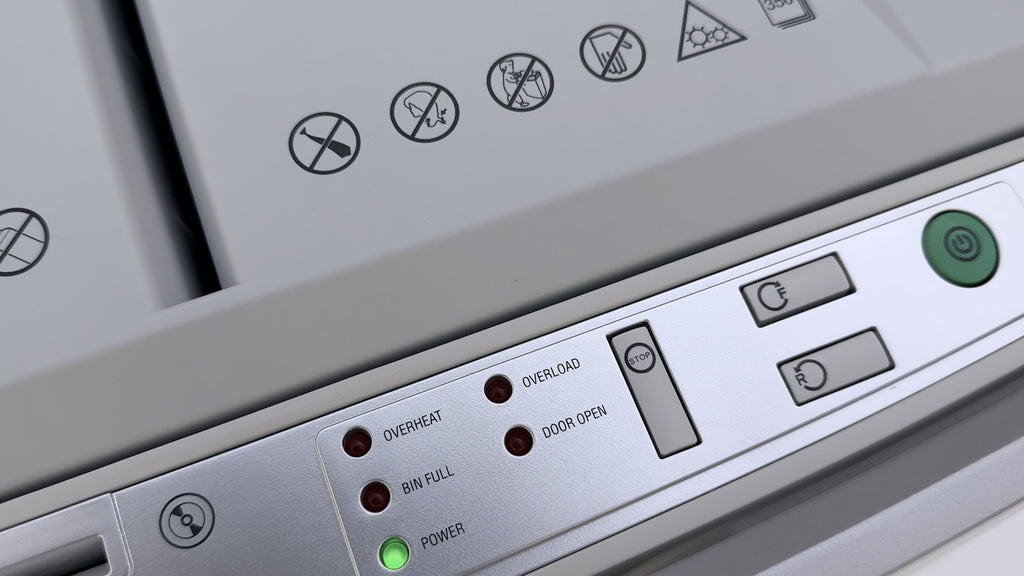 Zoom in on the top of the device with the innovative LED control panel of the Shredcat 8285 CC auto feed shredder: You can see various control buttons - the precise LED displays provide a clear overview of the operating status at all times.